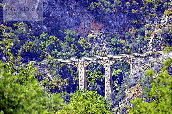 Sehr alte Steinbrücke mit zwei Bögen