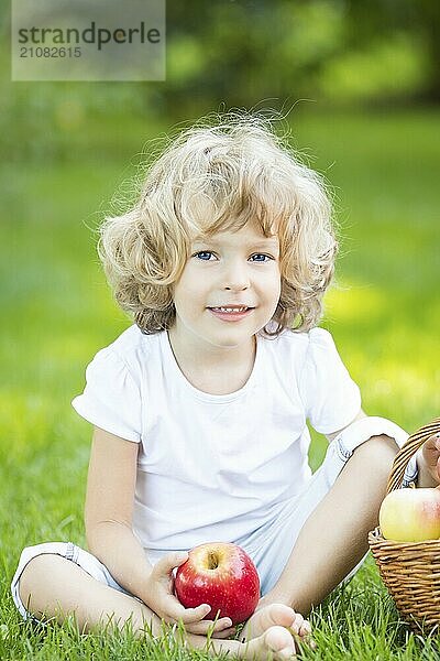 Glückliches Kind beim Picknick im Freien im Frühlingspark