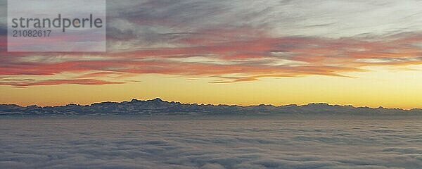 Abendrot über dem Nebelmeer am Bodensee  Inversionswetterlage mit Alpenblick