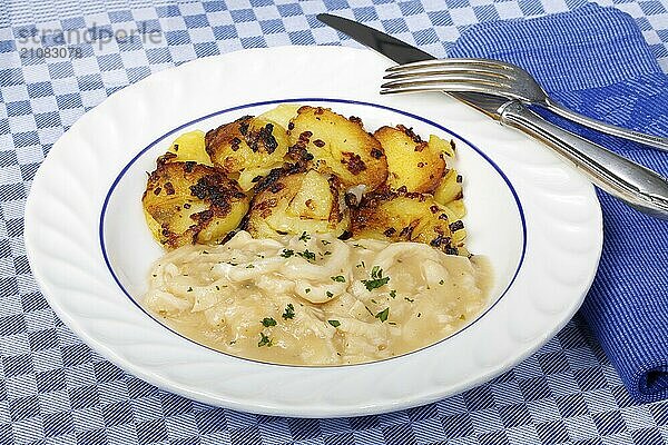 Schwäbische Küche  Saure Kutteln mit Röstkartoffeln  Kartoffelrädchen angebraten  Fleischgericht  Innereien  deftig  salzig  typisch Schwäbisch  Hausmannskost  Traditionsküche  Suppenteller  Foodfotografie  Studio  Deutschland  Europa