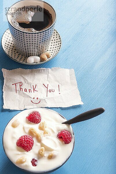 Ein Stück Papier mit einem Dankestext und einem Smiley  ein gesundes Frühstück mit Joghurt und Obst  eine Tasse arabischen Kaffee  auf einem blauen Hintergrund im Morgenlicht