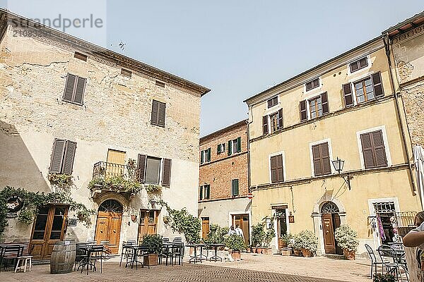 Schöne Aussicht auf die toskanische Landschaft und Sehenswürdigkeiten. Volterra ist eine alte mittelalterliche Stadt. Sommer in Italien