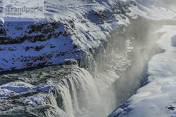 Großer Wasserfall in einer Schlucht im Schnee  Winter  sonnig  Gegenlicht  Gischt  Gullfoss  Golden Circle  Südwestisland  Island  Europa