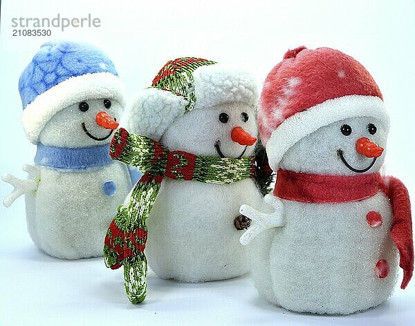 Trio von Schneemann in einer Reihe auf einem weißen Hintergrund