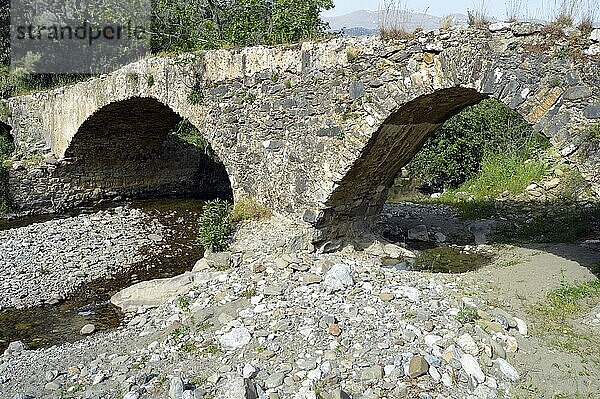 Sehr alte Steinbrücke mit zwei Bögen