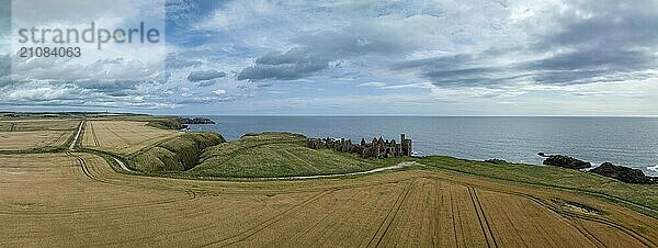 Slains Castle  Burgruine an der Steilküste  Drohnenaufnahme  Cruden Bay  Peterhead  Aberdeenshire  Schottland  Großbritannien  Europa