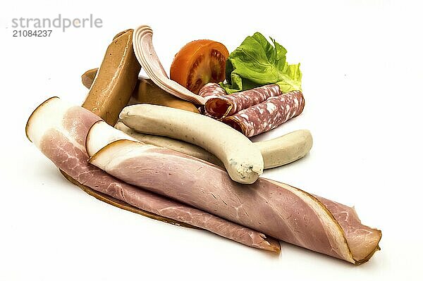 Verschiedene Arten von Wurst und geräuchertem Speck  auf weißem Hintergrund