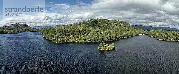 Loch an Eilein Castle  See mit Insel mit Schlossruine  Drohnenaufnahme  Rothiemurchus  Cairngorms National Park  Schottland  Großbritannien  Europa