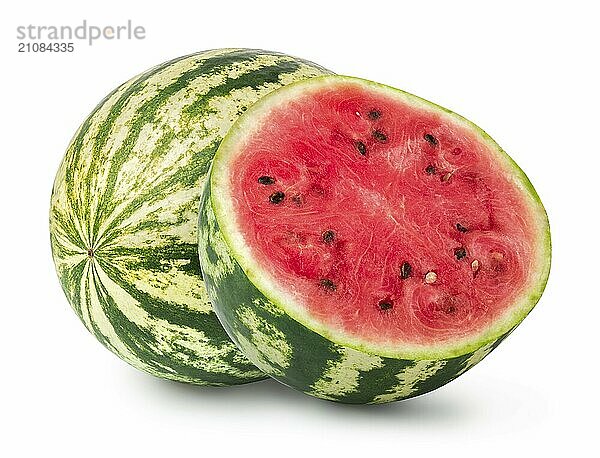 Ganze und halbe Wassermelone vor einem weißen Hintergrund