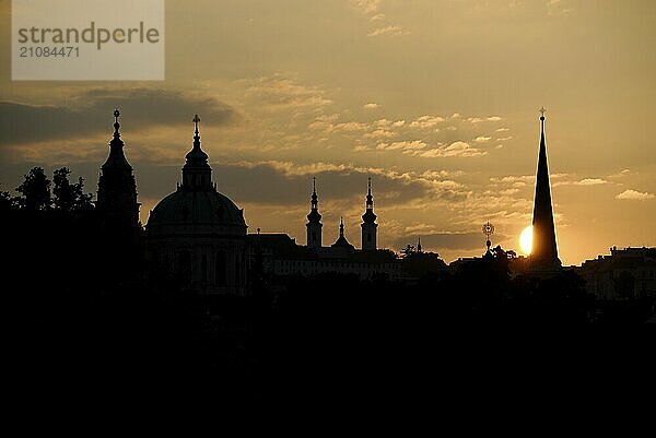 Silhouetten der Kirchtürme auf der Kleinseite bei Sonnenuntergang  Prag