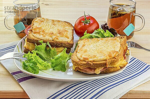 Käsesandwiches und Tee für zwei Personen