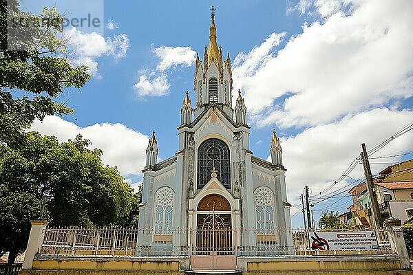 Frontansicht einer hübschen Kirche an einem sonnigen Tag in der historischen Stadt São Luíz do Paraitinga  Brasilien  Südamerika