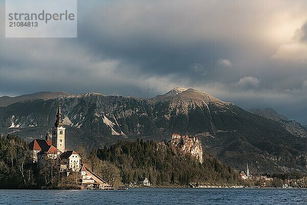 Schöne Landschaft mit der Stadt Bled  ihrem See  den umliegenden Hügeln  der Insel und den Karawanken im Hintergrund  in Slowenien