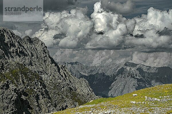 Dramatische Wetterstimmung  Am Hafelekar  Ausblick vom Karwendelblick der Innsbrucker Nordkette auf das Karwendelgebirge der Alpen  Alpenlandschaft  Innsbruck  Tirol  Österreich  Europa