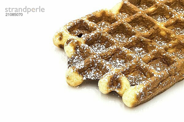 Frisch gebackene belgische Waffeln  Nahaufnahme. Dessert  Farbe  weißer Hintergrund