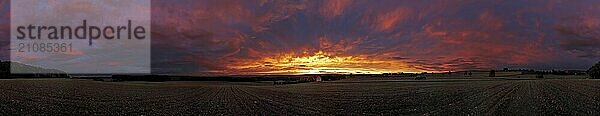 360 Grad Panorama  Landschaft mit Wolkenbild im Abendrot