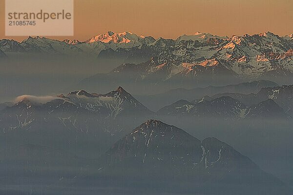 Morgendlicher Dunst und Nebel über Bergketten  Morgenlicht  Sommer  Lechtaler Alpen  Luftaufnahme  Oberbayern  Deutschland  Europa