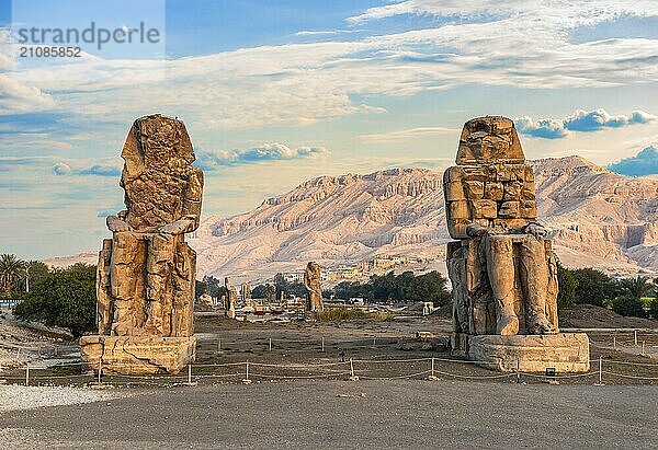 Kolosse von Memnon in Luxor bei Sonnenaufgang  Vorderansicht