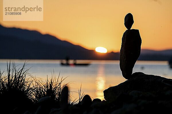 Ausbalancierte Steine als Silhouette am See bei Sonnenuntergang  Allensbach  Bodensee  Baden-Württemberg  Deutschland  Europa