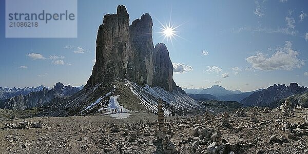 Panoramaaussicht vom Paternsattel auf die Drei Zinnen im Gegenlicht  Sextner Dolomiten  Südtirol