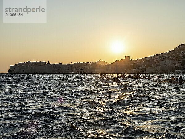 Abendlicht über dem Meer  Wassersportler bei Sonnenuntergang  Silhouette von Dubrovnik  bei Dubrovnik  Dalmatien  Kroatien  Europa