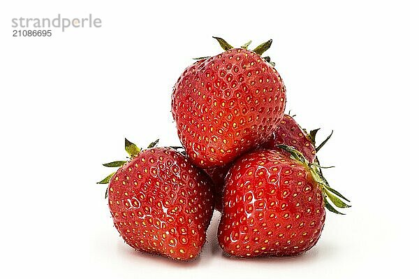 Nahaufnahme von frischen Erdbeeren. vor weißem Hintergrund