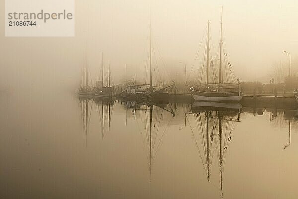 Nebelmorgen im Museumshafen 2