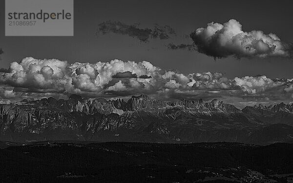 Blick vom Panoramaweg am Vigiljoch auf Gebirgskette Rosengarten  Dolomiten  dramatische Wolken  schwarzweiss  bei Lana  Südtirol  Autonome Provinz Bozen  Italien  Europa