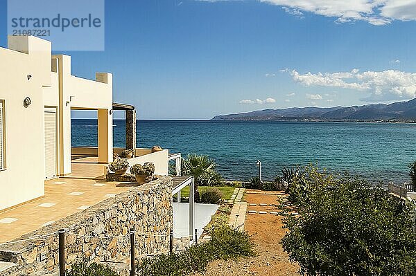 Blick aus der Vogelperspektive von der Straße auf eine Terrasse an einem schönen kretischen Strand auf Kreta