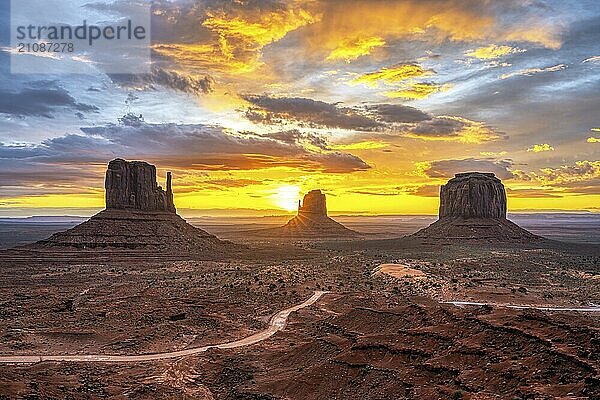 Schöner Sonnenaufgang im berühmten Monument Valley in Arizona  USA  Nordamerika