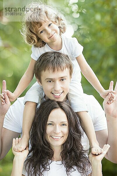 Glückliche Familie mit Spaß im Freien gegen Frühling grünen Hintergrund