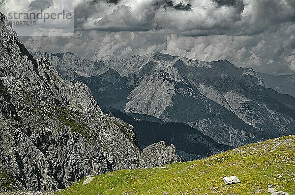 Dramatische Wetterstimmung  Am Hafelekar  Ausblick vom Karwendelblick der Innsbrucker Nordkette auf das Karwendelgebirge der Alpen  Alpenlandschaft  Innsbruck  Tirol  Österreich  Europa