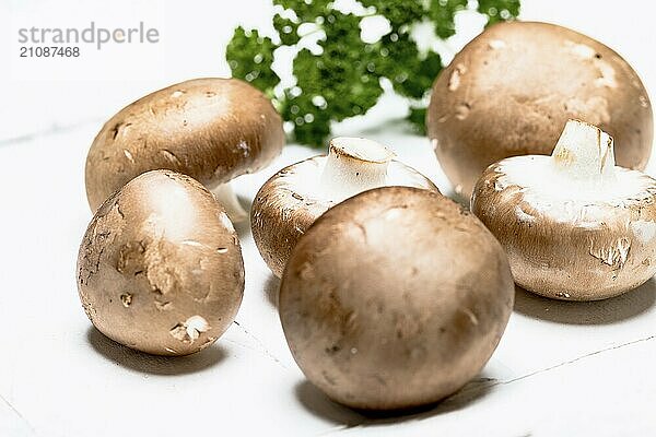 Champignon Braun mit Petersilie auf weißem Hintergrund  Close up