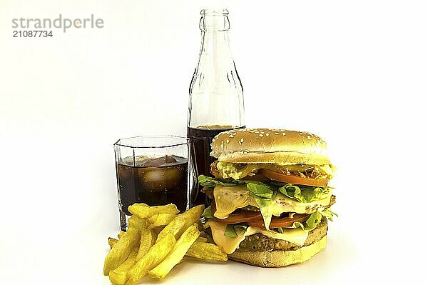 Doppelter Fleisch Käse Burger mit frischen Pommes frites und einer Cola auf weißem Hintergrund