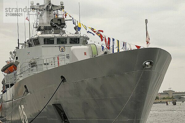 Frontansicht eines Kriegsschiffs im Hafen mit Flaggen und Wasser im Vordergrund  kopenhagen  dänemark