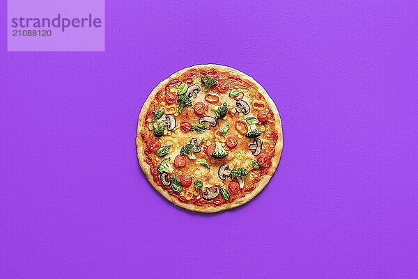 Oben Ansicht mit einer hausgemachten veganen Pizza minimalistisch auf einem lila Hintergrund