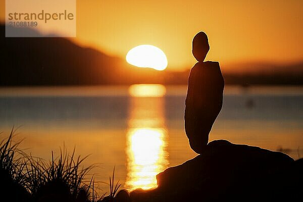 Steinformationen im Gleichgewicht  Silhouette vor einem See bei Sonnenuntergang  Allensbach  Bodensee  Baden-Württemberg  Deutschland  Europa