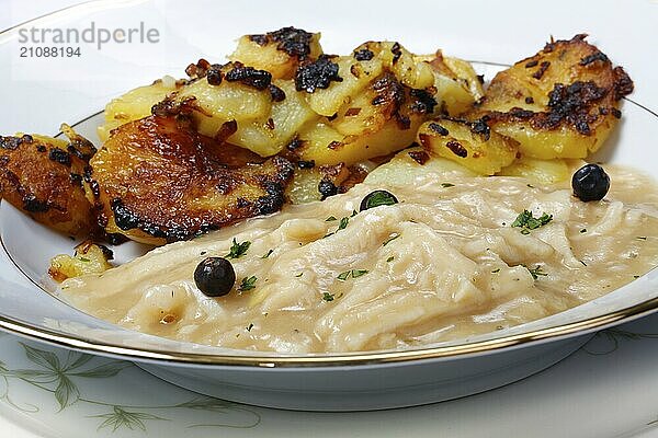 Schwäbische Küche  Saure Kutteln mit Röstkartoffeln  Kartoffelrädchen angebraten  Fleischgericht  Innereien  deftig  salzig  typisch Schwäbisch  Hausmannskost  Traditionsküche  Wacholder  Suppenteller  Foodfotografie  Studio  Deutschland  Europa