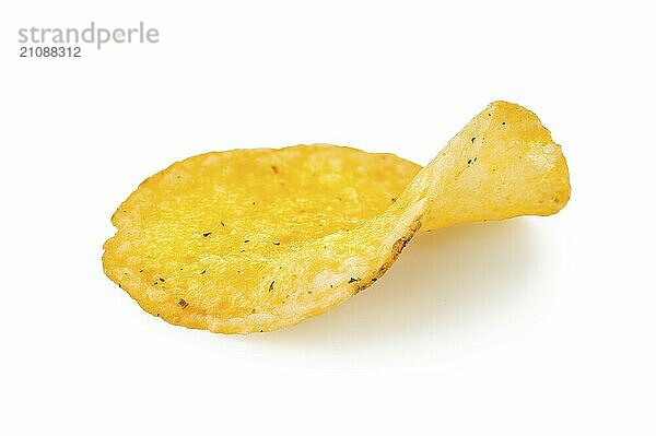 Ein Kartoffelchip vor einem weißen Hintergrund