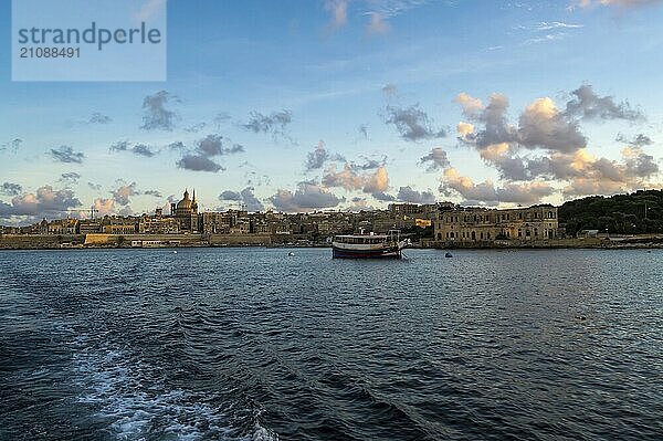 Panoramablick auf die Skyline von Valletta bei schönem Sonnenuntergang von Sliema aus mit den Kirchen Our Lady of Mount Carmel und St. Paul's Anglican Pro Cathedral  Valletta  Hauptstadt von Malta