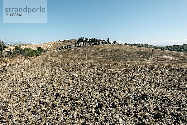 Schöne Aussicht auf die toskanische Landschaft und Sehenswürdigkeiten. Traubenfelder und Olivenöl. Von Montalcino über Montepulciano bis Siena. Sommer in Italien