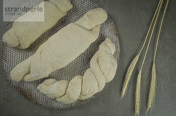 Gärendes Sauerteigbrot  grauer Hintergrund mit getrockneter Weizenblüte