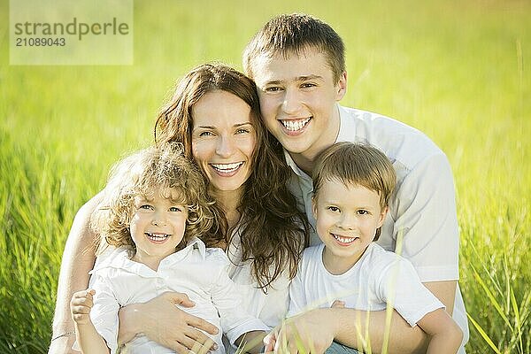 Glückliche Familie hat Spaß im Freien im Frühling grünes Feld