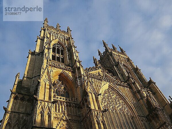 Frontansicht der Türme am Eingang des Münsters von York im Sonnenlicht vor einem blauen  bewölkten Himmel