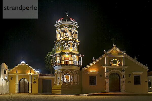 Blick auf die wunderschöne historische Kirche Santa Barbara (Iglesia de Santa Barbara) Santa Cruz de Mompox im Sonnenlicht und blauem Himmel  Weltkulturerbe