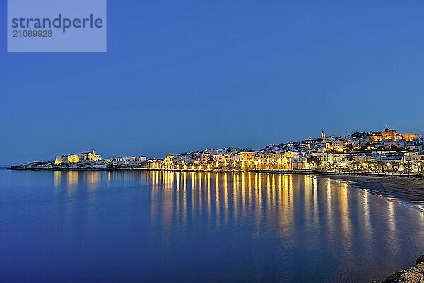 Die schöne Stadt Vieste am Gargano in Apulien  Italien  bei Nacht  Europa