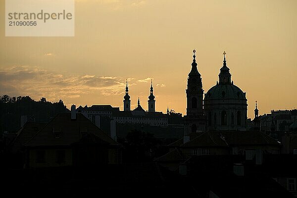 Kirchturmsilhouetten auf der Kleinseite bei Sonnenuntergang  Prag