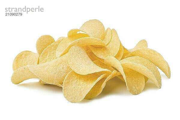 Stapel Kartoffelchips vor weißem Hintergrund