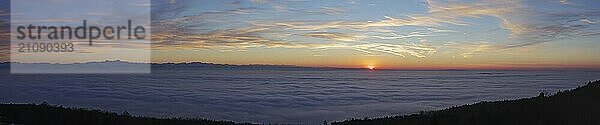 Sonnenuntergang in ein Nebelmeer über dem Bodensee  Inversionswetterlage mit Alpenblick