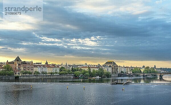 Erstaunliches Stadtbild mit der Moldau und den schönen Gebäuden der Stadt Prag  in der Tschechischen Republik  bei Sonnenaufgang